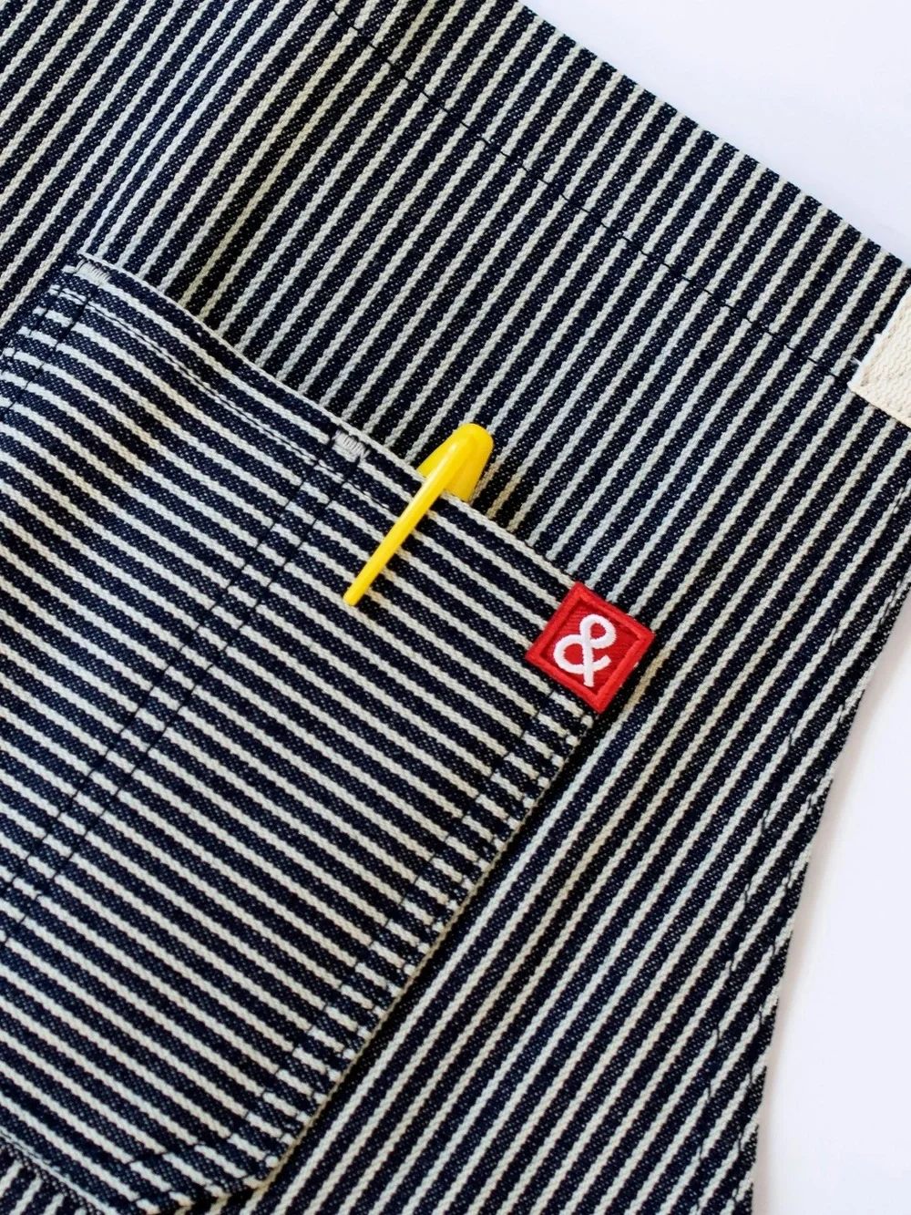 NEW HEDLEY & BENNETT Hickory Classic Apron Blue Cream